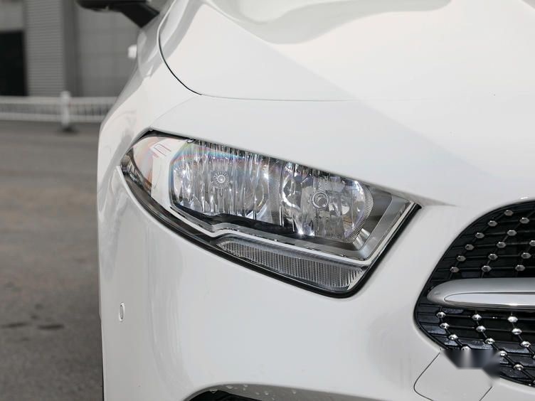 入门级豪华轿车，你选可咸可甜的奥迪A3还是奔驰A级呢？