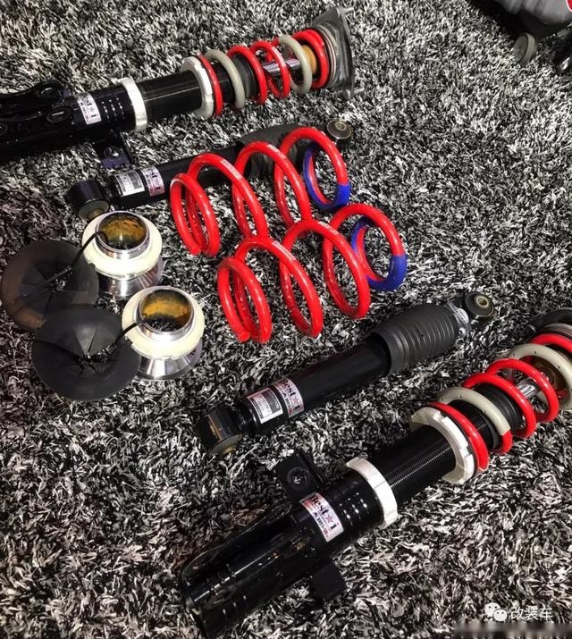 总有SUV喜欢不务正业，这位美术老师的雷克萨斯NX300h算