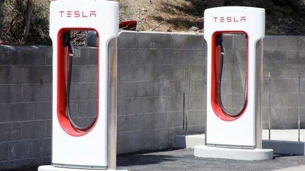 特斯拉电量耗尽高速停车，油车车主笑出了声？