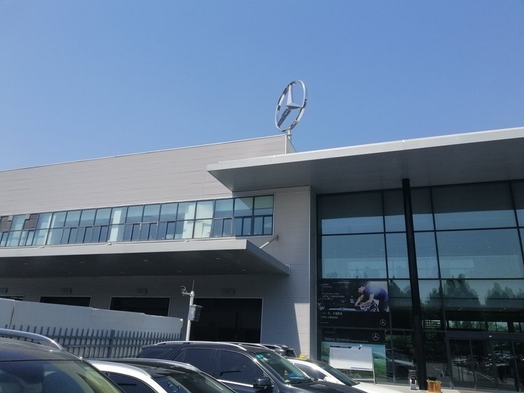 高速行驶时轮毂炸裂，价值50多万的奔驰车，却成“夺命机器”