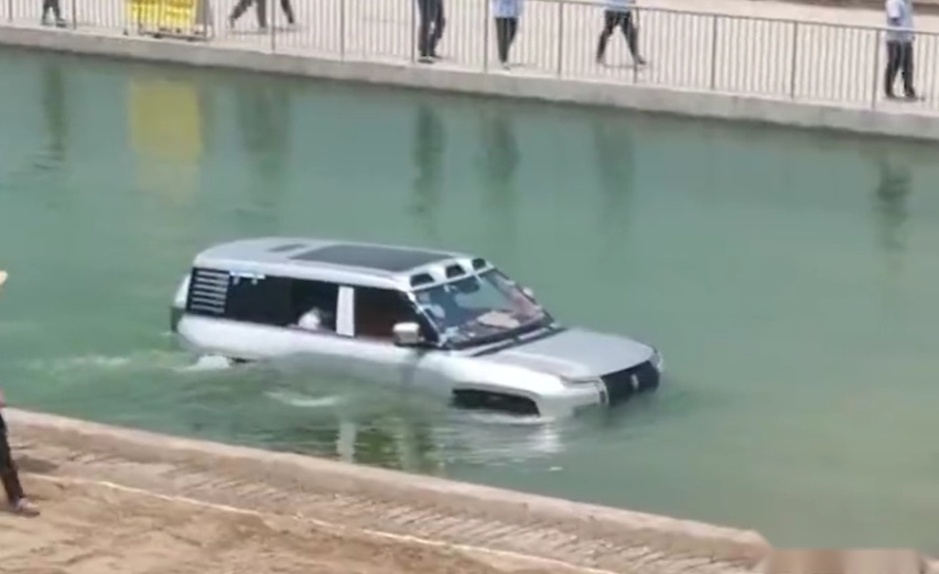 车船税没白交 仰望U8浮水测试曝光 真能水陆两栖？