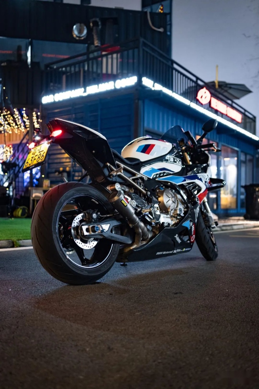 竞技走街范的宝马540i+宝马S1000 RR，这样的组合谁能不爱呢？