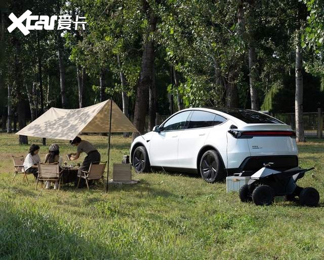 16英寸大屏、黑色顶棚、浅灰内饰一次到位,Model 3进化为完全体