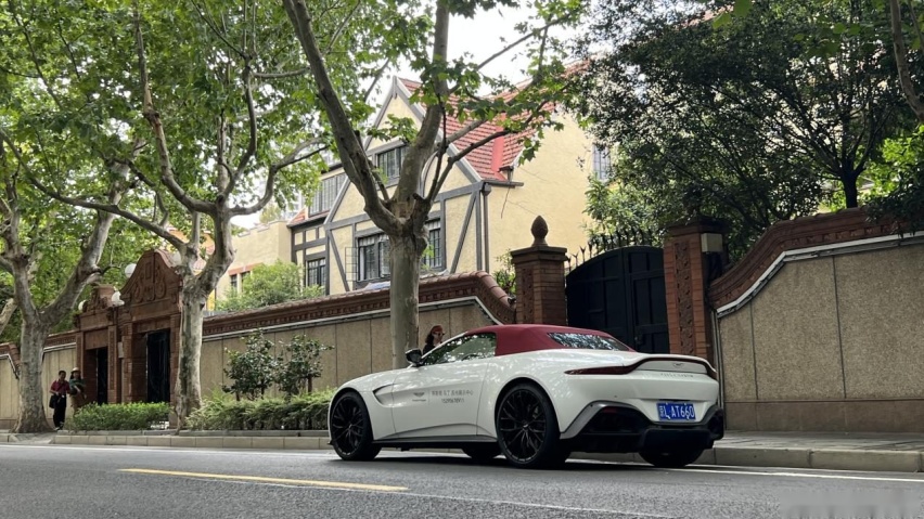 在上海外滩与阿斯顿马丁V8 Vantage的邂逅