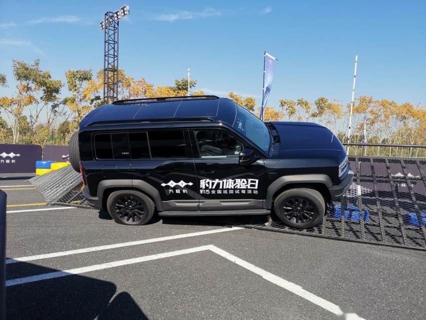 比亚迪首款超级混动硬派SUV，方程豹汽车豹5真的有点强