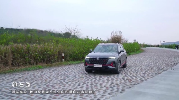 测试全新CS35PLUS：提速快、转向精准，30度爬坡也轻松