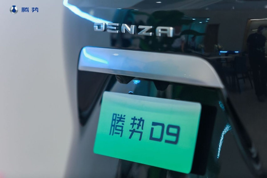 看完果断放弃别克GL8！腾势D9实拍，超大空间+同级最大天幕