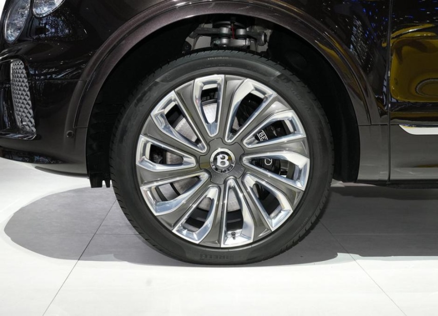 4.0T V8可实现4.6秒破百，宾利添越还是超豪车老家伙的味道！