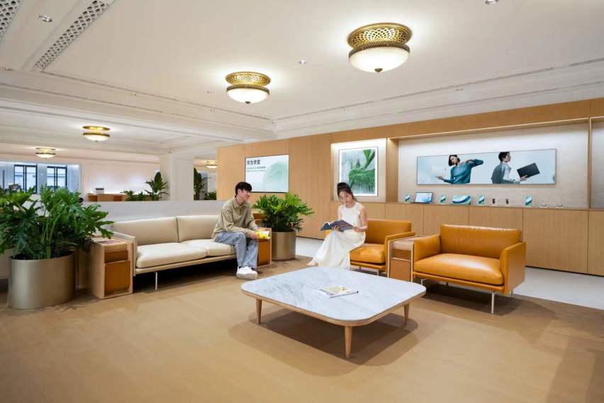 华为旗舰店·上海南京东路重磅焕新，城市客厅体验升级