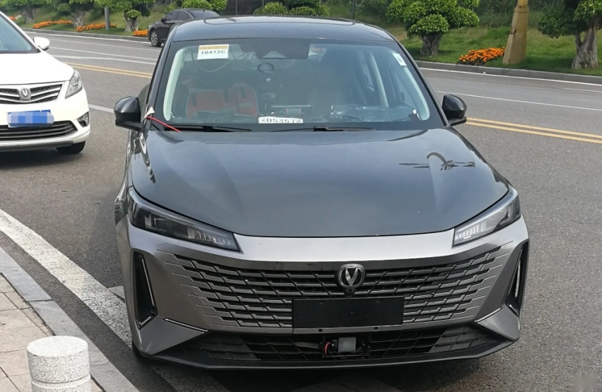 “廉价版”UNI-V？长安Lamore现身街头，长近4米8配悬浮大屏