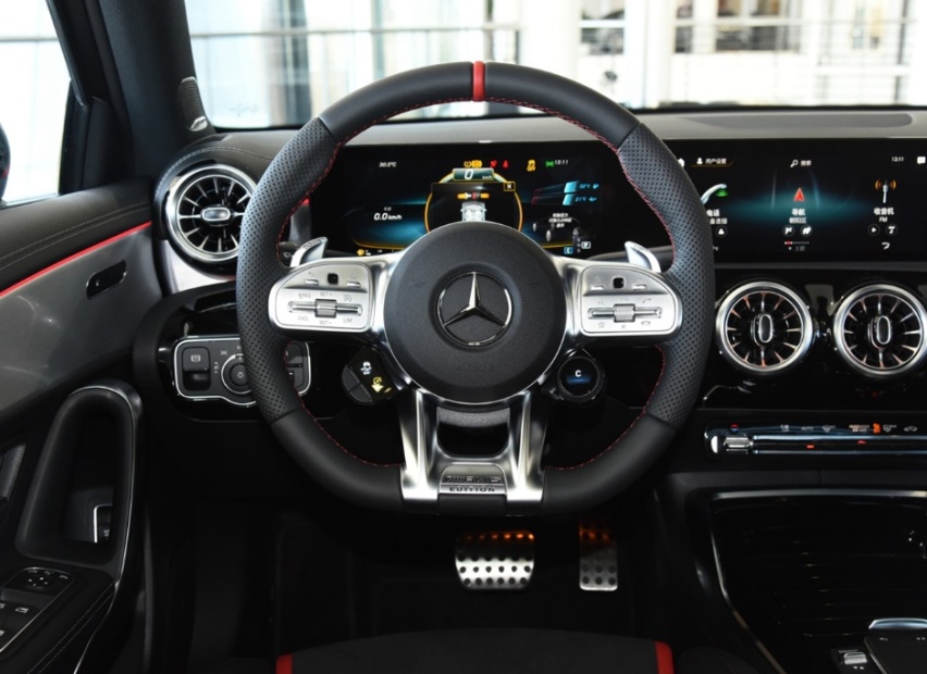 最低配的奔驰AMG A35L，也要43.98万，不过动力确实不弱