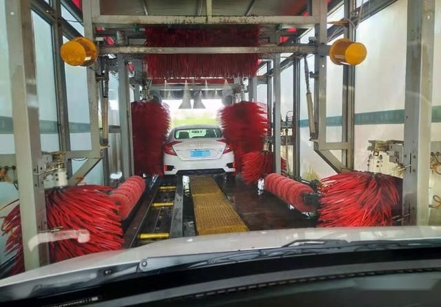 加油站自动洗车：伤车漆都是小事儿，了解完这几点再尝试