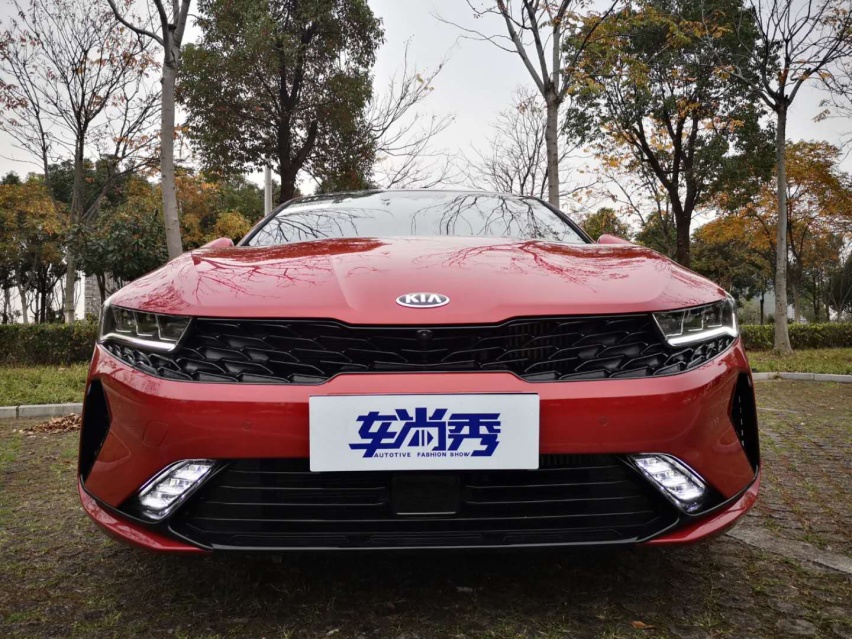 年轻人该怎么选适合自己的车？对比试驾K5凯酷、雅阁、凯美瑞