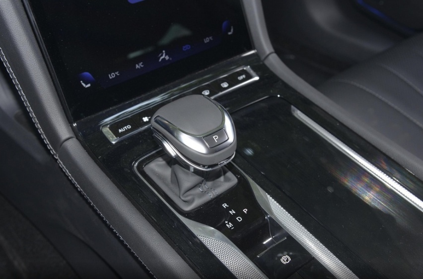 2.0T+8AT的豪华中型车，20万可全款落地，关键动态还有小惊喜