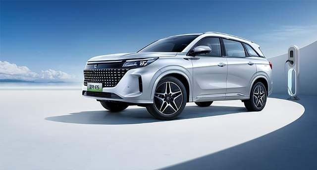 13万级插电混动SUV，还有7座可选，蓝电E5强势上线