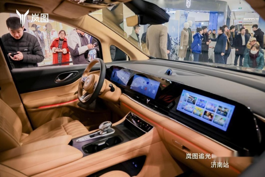 25.28万起售 搭载百万级可预判魔毯底盘 岚图追光PHEV 泉城上市