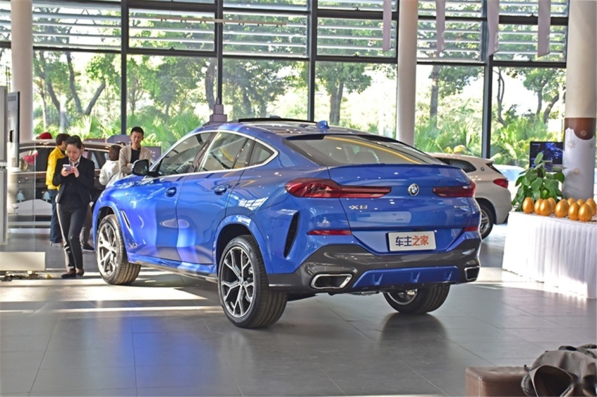 百万级Coupe SUV实拍对比 宝马X6和奥迪Q8谁更香？