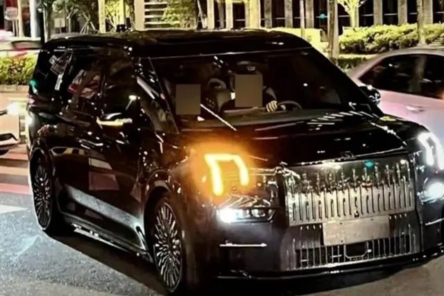 疑似小鹏MPV实车图曝光 首款车型定位大型纯电MPV