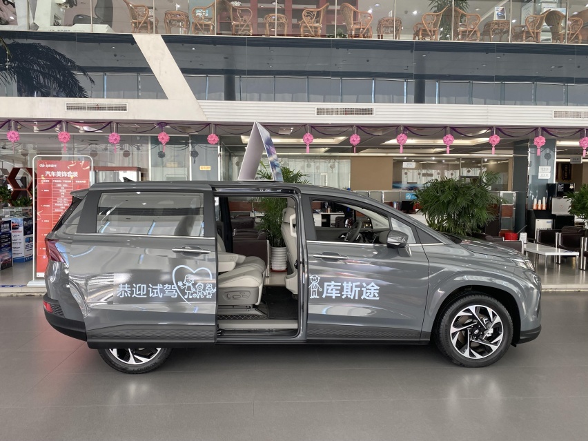 20万左右买7座车？这两款合资MPV依旧能打，第三排都能放平