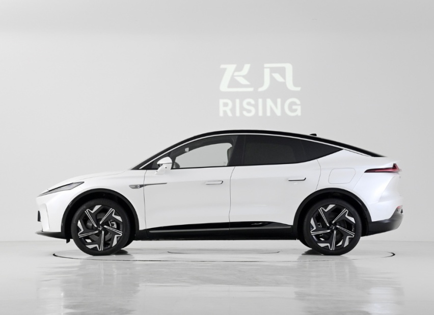 新款飞凡R7成功了，续航达670km，还有43英寸大屏幕，售价是亮点