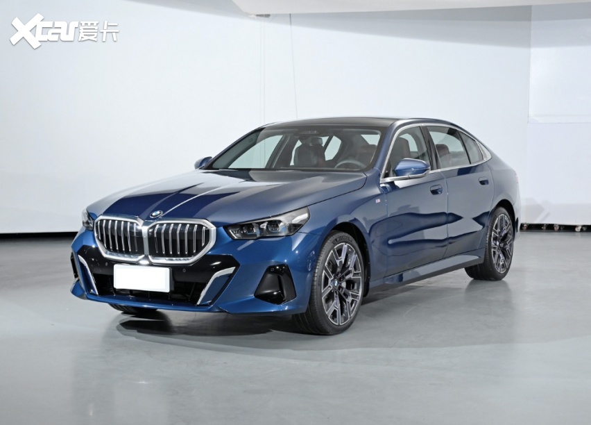 全新换代的宝马5系,外观更运动,内饰大改,车长近5米2