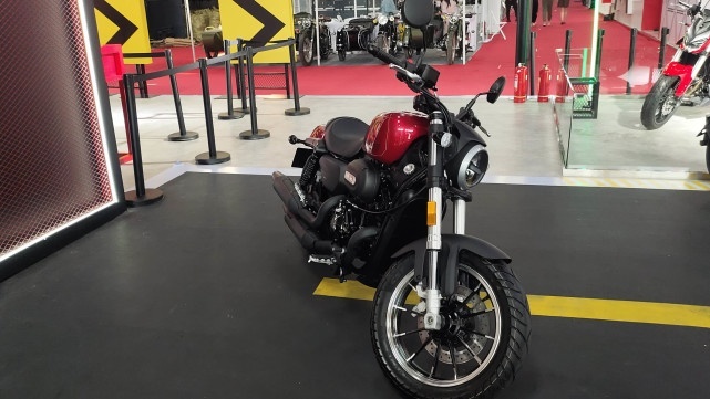 走别人的路让别人无路可走！ QJMOTOR闪300对比金吉拉300