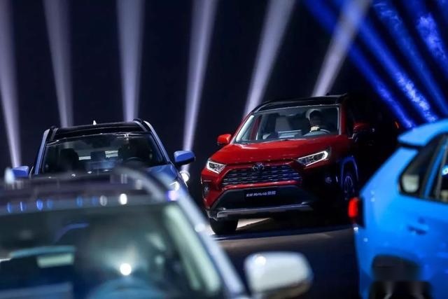 全新RAV4荣放越级上市，硬汉外观配置硬核三种四驱，17.48万起售