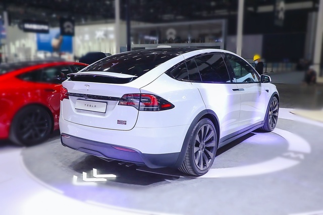 Model X 2023款 Plaid版，长5.037米，破百2.6秒