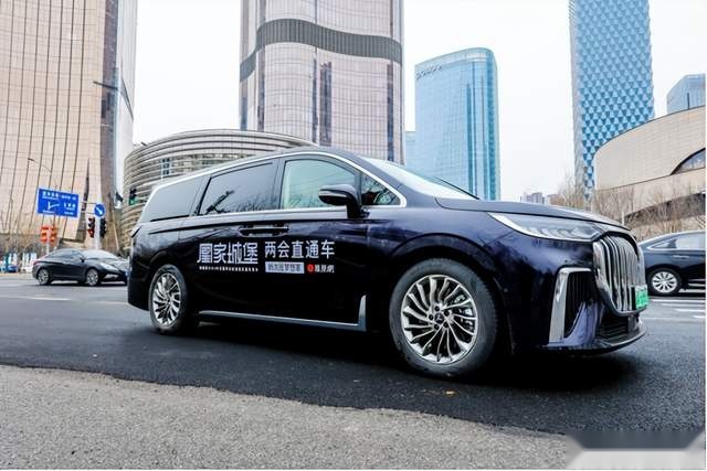 ''凰家城堡''直通两会，感受新岚图梦想家的极致魅力