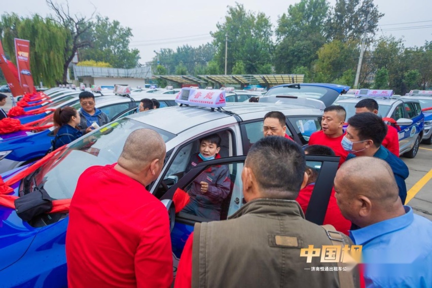 泉城新增“中国枫”靓丽风景线 首批吉利枫叶80V出租车交付运营