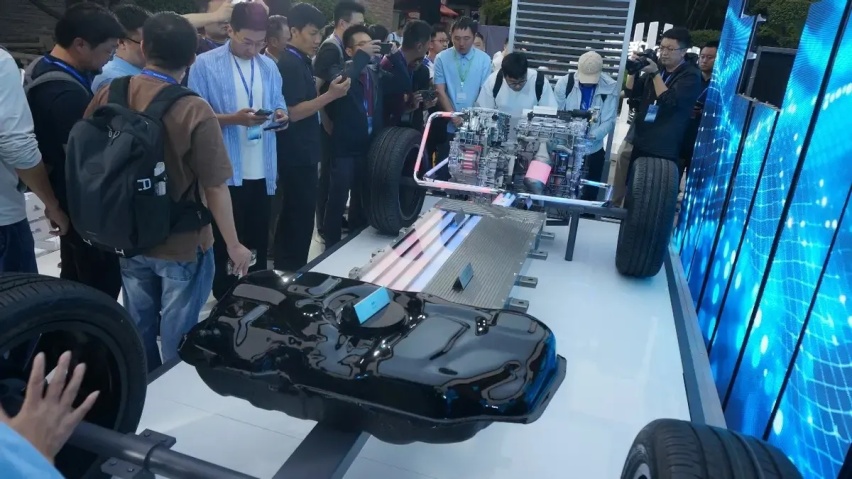 秦L DM-i实测续航成绩：满油满电续航1977km，