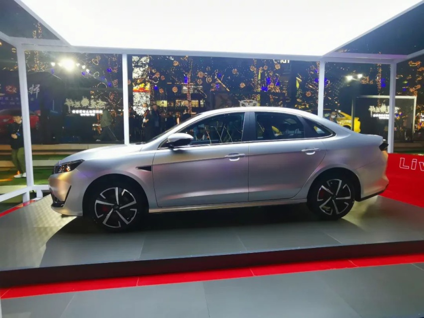 全系标配1.5T、全独悬，运动家轿凯翼轩度不给年轻留遗憾