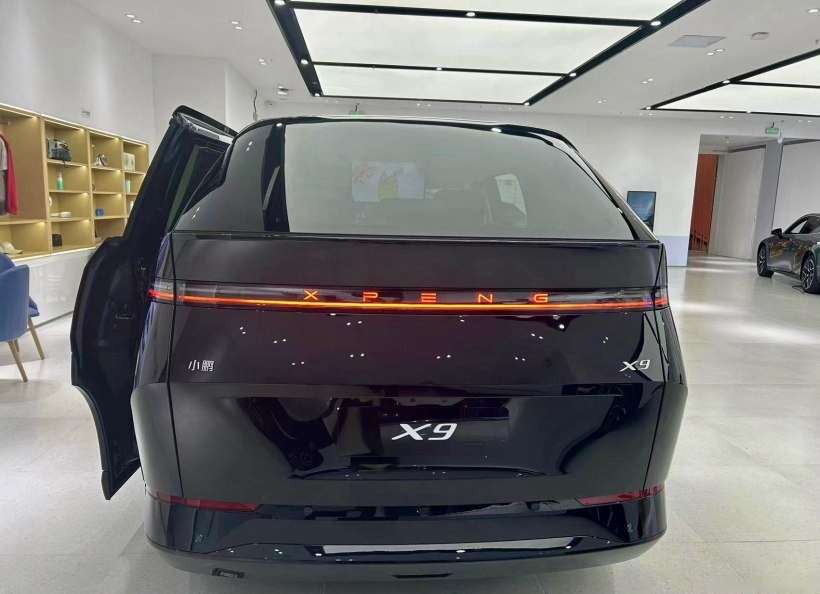小鹏X9实车到店，标配后轮转向，配快充续航702km，预售38.8万起