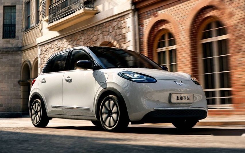 还要什么自行车？五菱宏光MINI EV限时2.98万起，至高降1.3万