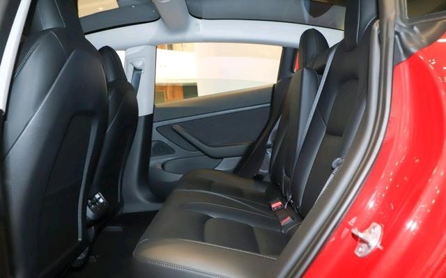 帕萨特：特斯拉Model3算什么豪车，还没我贵呢！