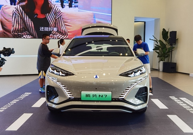 腾势N7初体验：车身低趴销魂，帝瓦雷低音炮震撼