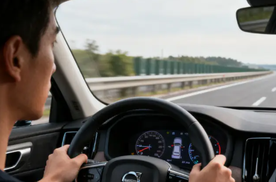 汽车定速巡航咋用更省油？高速路况和车速选择有技巧