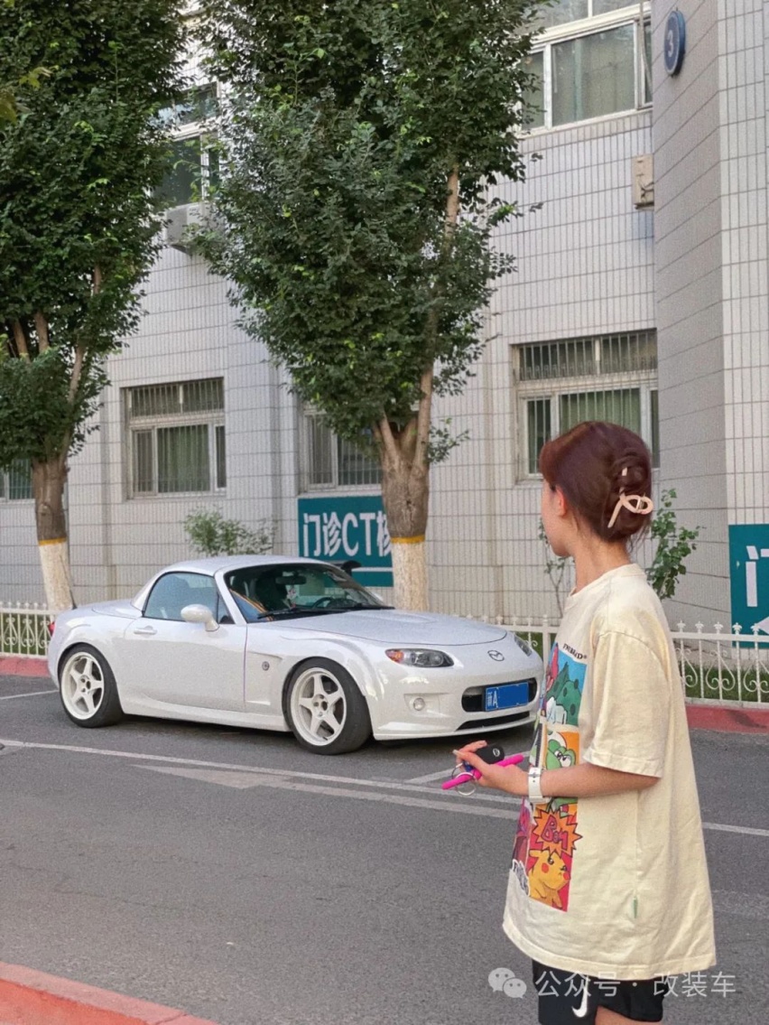 小姐姐打造竞技走街范马自达MX-5，竟是被男友带入的