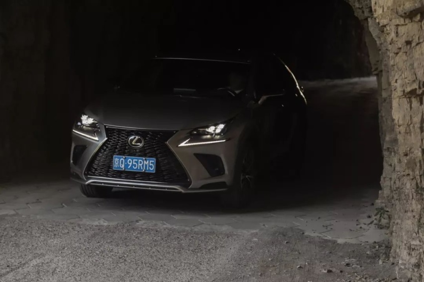 最美公路丨险与美共存，记雷克萨斯NX 300挂壁公路之行