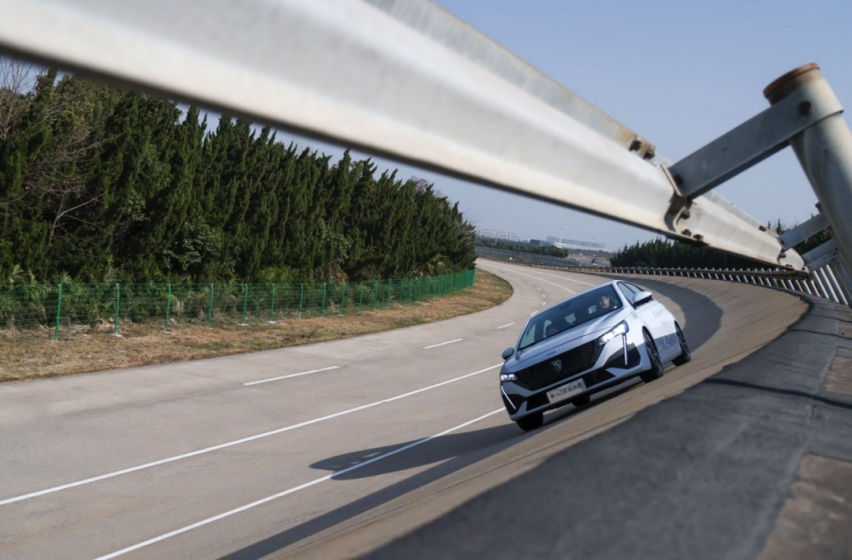 满载220+km/h闯过亚洲最大高环试车场，东风标致新408龘龘款让自