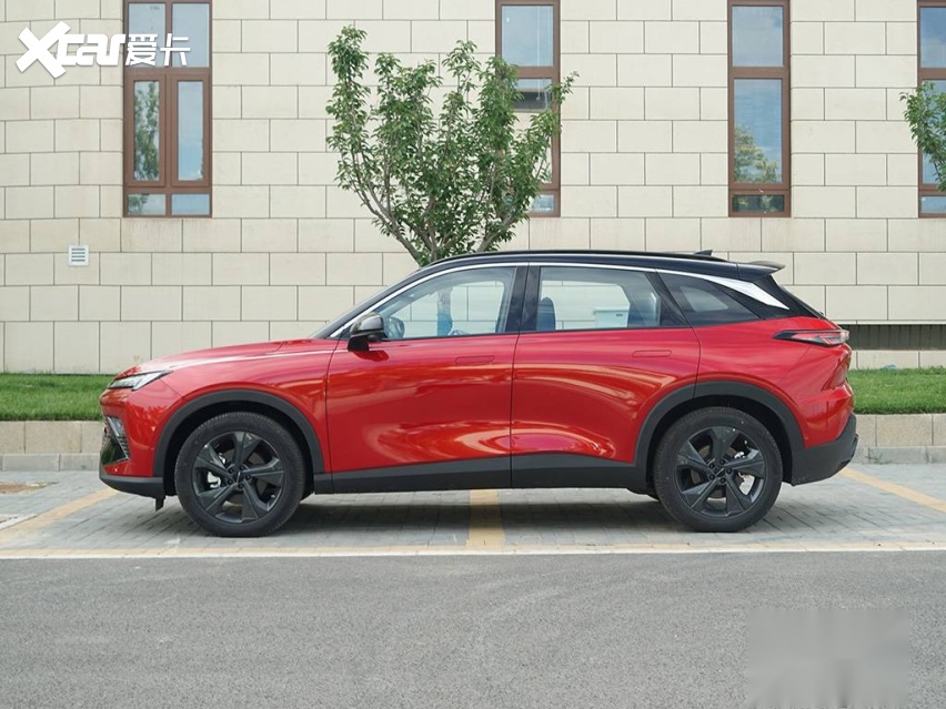 首款搭载鸿蒙智能座舱的燃油车 北汽魔方上市售9.99万起