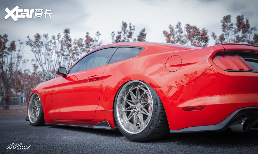 美式肌肉跑车福特野马mustang低趴改mmx轮毂后更帅了