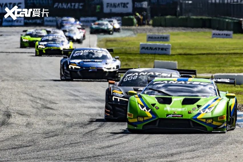 缔造历史——维斯塔潘蒙扎登顶开创十连胜纪录-爱卡汽车爱咖号