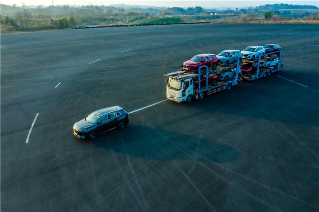 90吨重挂车，一台CS55PLUS就够拉了，建议下次拉火车