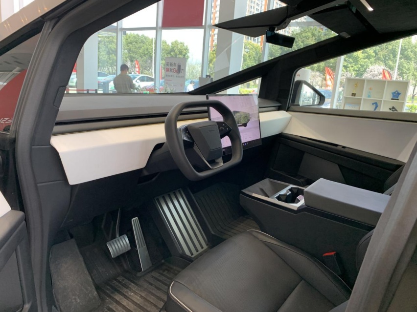 全车防弹不锈钢的硬核皮卡！特斯拉Cybertruck到店实拍