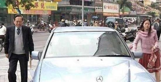 96岁的杨振宁，送妻子翁帆一辆奥迪A6，这辆车可以换两三套房