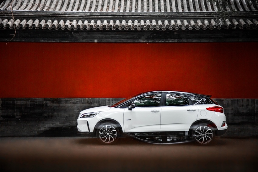 NEDC续航达450km 新款帝豪GSe售价11.98万元起
