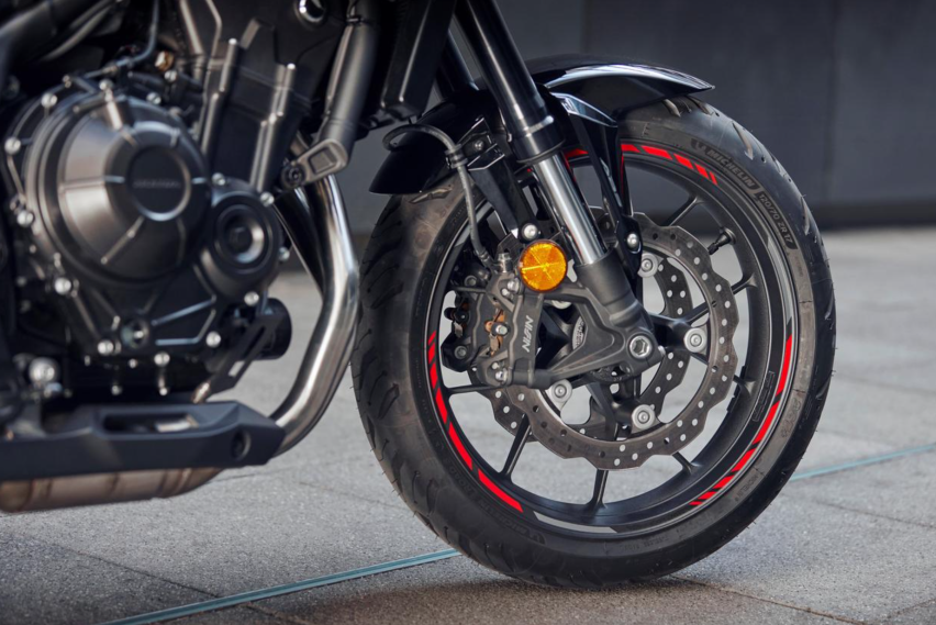 本田大黄蜂再添新车，CB500 Hornet来袭，全彩仪表支持手机互联