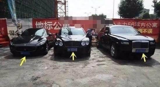 工地上停了3辆几百万豪车，车牌号让人激动！