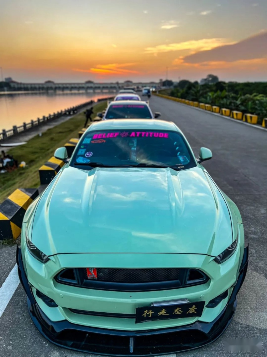宽体姿态风的福特Mustang，倾角太大一天脱了4次胎？